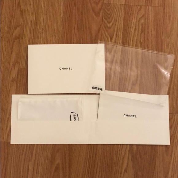 CHANEL booklet  + small size dust bag - Picture 1 of 4